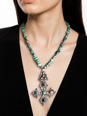 Green and Silver Necklace with Intricate Pendant & Earrings. 
☑️